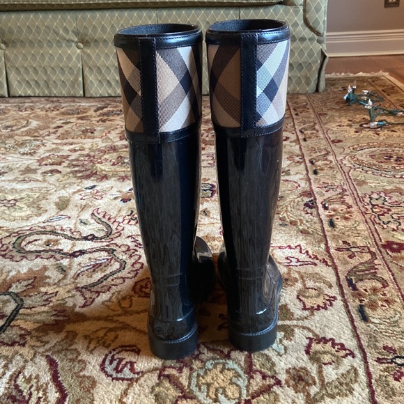 Burberry rain boots - Picture 3 of 11